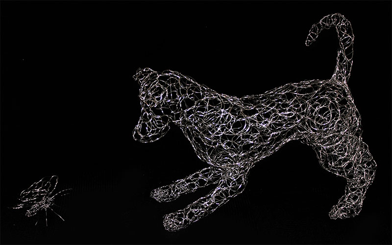 "Giochiamo? - Il cane e la farfalla" Scultura in acciaio inox intrecciato a mano, cm 50 x 67 x 25 - cm 13 x 15 x 15, 2015 P.U.