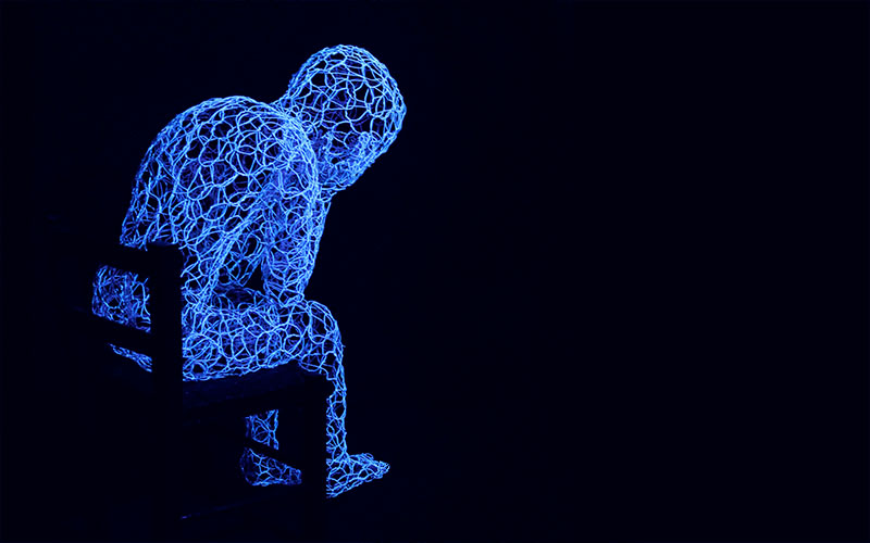 "Giochiamo? - Castigo" Scultura in acciaio inox intrecciato a mano luminescente e sedia in legno, cm 76 x 56 x 30, 2015 P.U.